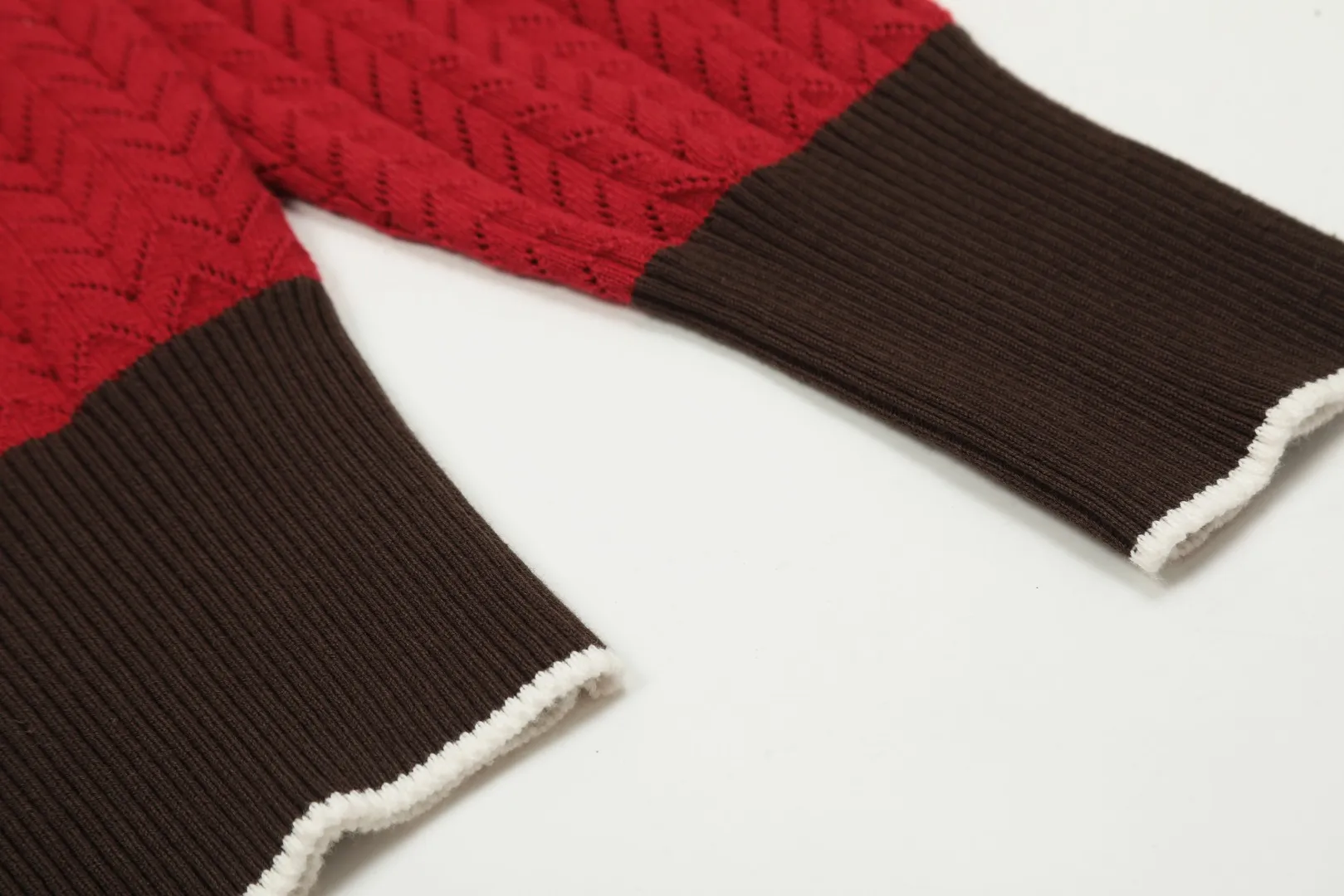 VIVI118 vivienne west wood Vivienne Contrasting Japanese style high-end Korean style cardigan knitted sweater wool 2024 autumn latest style simple contrasting color fashionable high-end wear Size: S -M- L Color: red black